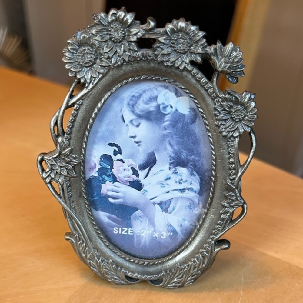 Vintage Silver Metal Floral Oval Photo Frame 2x3 Made in Taiwan